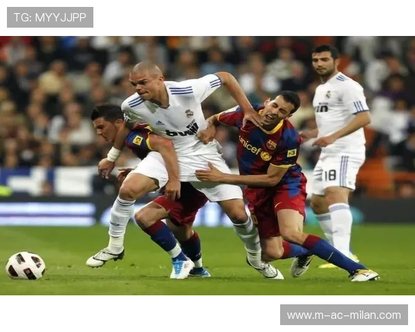 拜仁中路连续渗透终结对手防守——洞悉现代足球的进攻艺术